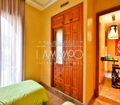 Venta apartamento con piscina y jardín en la palma de la mano.